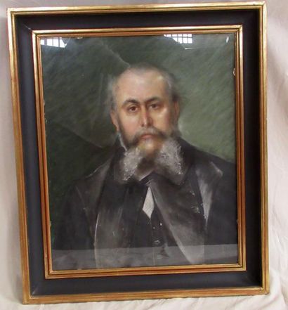 null Ecole française Portrait d'homme barbu pastel encadré 58 x 47 cms 