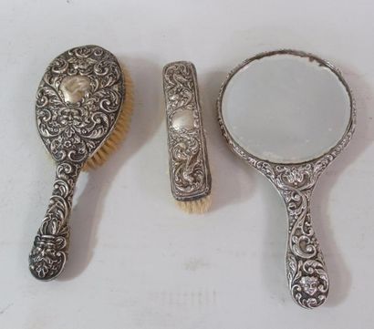 null Nécessaire de toilette en argent anglais comprenant un face à main, une brosse...