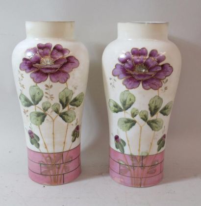 null Paire de vases en opaline à décor émaillé de fleurs - Ht : 33 cm 