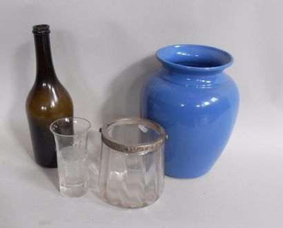 null Vase, une bouteille, verrerie en cristal Napoléon III (accidents) 