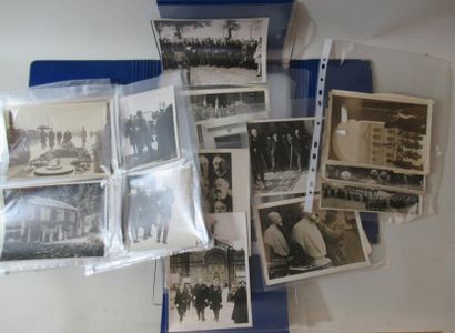 null Chemise contenant un ensemble de photographies sur la guerre, années 1920 et...