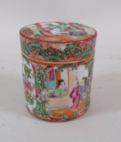 null Pot couvert en porcelaine de Canton - Travail Extrême-Orient début XXe siècle...
