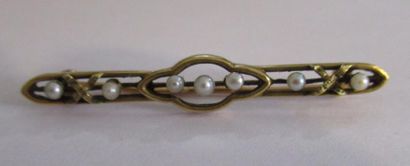 null Broche en or jaune ajouré surmontée de petites perles fines - Poids brut : 2,7...