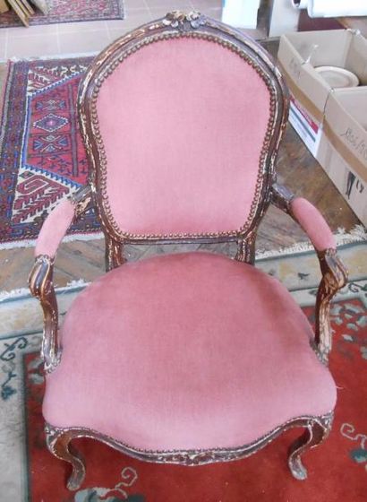 null Fauteuil cabriolet relaqué, garniture en velours rose - Epoque Louis XV 