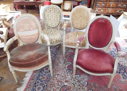 null Quatre fauteuils médaillon relaqués - Fin de l'époque Louis XVI ou du Début...