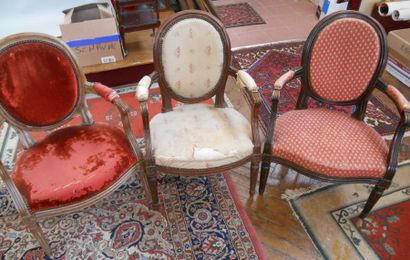 null Trois fauteuils à dossier médaillon - Fin de l'époque Louis XVI 