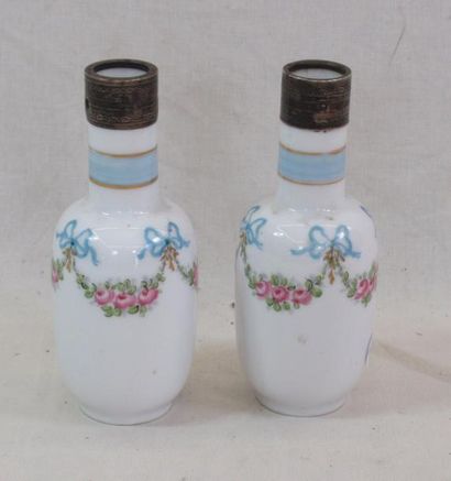 null Paire de petits vases en porcelaine à décor de guirlandes de roses avec monture...