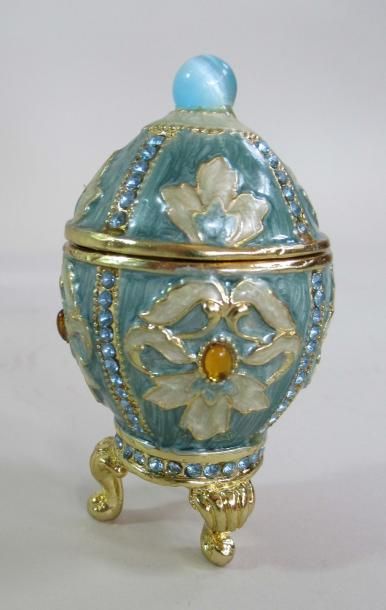 null "Oeuf Fabergé" - Réplique d'un oeuf impérial Fabergé en métal doré ouvragé et...