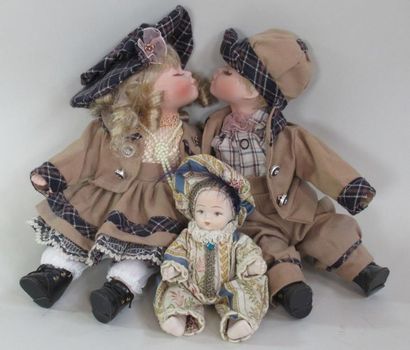 null Couple de deux poupées avec tête en porcelaine et toute petite poupée 