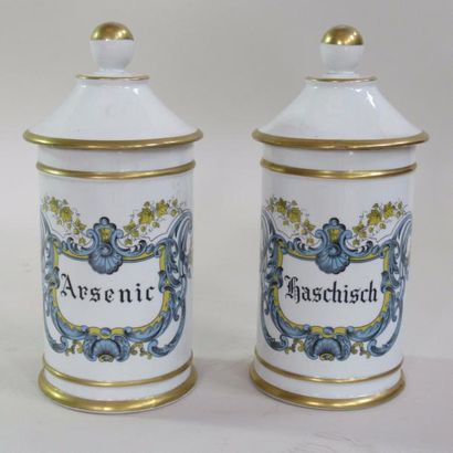 null Deux pots couverts à pharmacie en porcelaine "Arsenic" et "Haschich" - Travail...