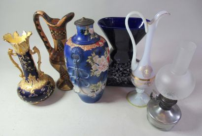 null Vase bleu, deux aiguières, vase (accidents), vase en SATSUMA, lampe à pétrole...