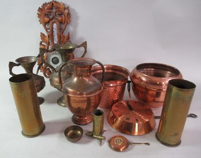null Lot de cuivres : trois vases, deux cache pots, douilles, poèle, baromètre thermomètre...