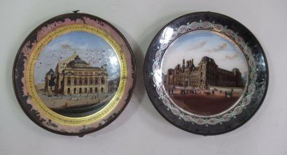 null Deux assiettes décoratives en verre églomisé à décor du Louvre et de l'Opéra...