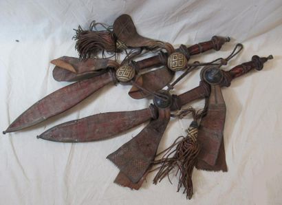 null Deux sabres de cérémonie avec fourreaux en cuir - Travail africain 
