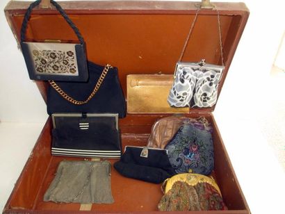 null Dans une petite valise Dix petits sacs ou bourse (tissu, perles, cuir, divers)...