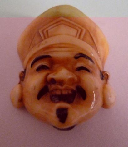 null Netsuké en ivoire de morse sculpté en forme de masque de Ebisu bienveillant...