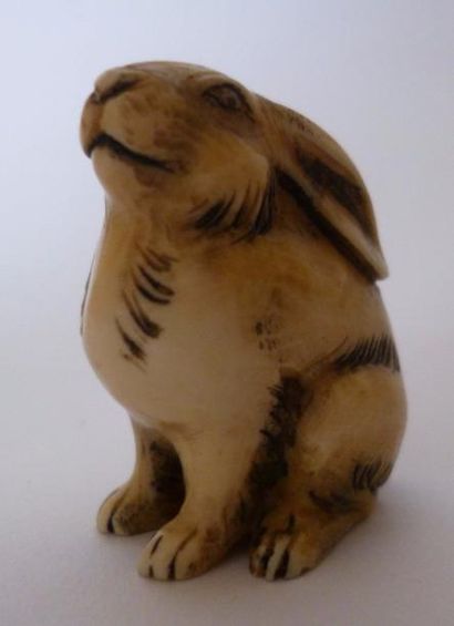 null Netsuké en ivoire sculpté d'un lapin à l'arrêt les oreilles dressées - Japon...