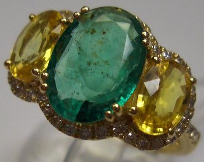 null Bague or 3g65, sertie d'une Emeraude taille ovale 1.70 cts (1.72) épaulé de...