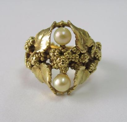 null Bague en or jaune 18 K (750/oo) ajouré à décor de pampres de vigne, ornée de...