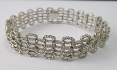 null Georges FOUQUET (1862-1957) Bracelet articulé en or gris 18 K (750/oo) orné...