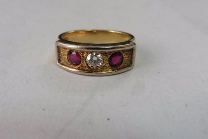 null Bague jonc en or et diamant pesant 0,25 ct environ, encadré de pierres rouges...