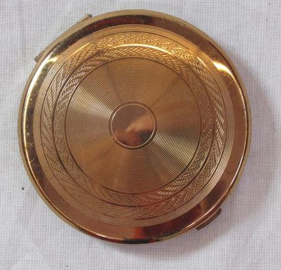 null Poudrier de forme ronde en métal doré, le couvercle à décor ciselé de mailles...