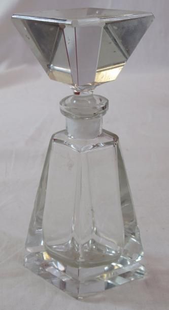 null Flacon de parfum en cristal de forme trapèze - Travail moderne - Ht : 19,5 cm...