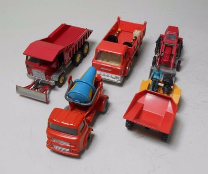 null DINKY TOYS (fabrication anglaise) - Camion benne rouge Foden, Camion Ford D800...