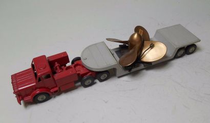 null DINKY TOYS (fabrication anglaise) - Tracteur routier porte engin + hélice rouge...