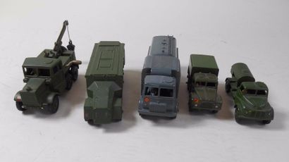 null DINKY TOYS et DINKY SUPERTOYS (fabrication anglaise) - 5 véhicules militaires...