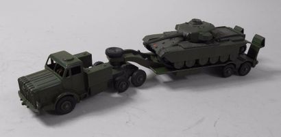 null DINKY TOYS (fabrication anglaise) - Tracteur routier porte-char "Tank transporter"...
