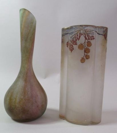 null G. MILESI (verrier à Pérouges) Soliflore en verre Vase en verre à décor framboisiers...