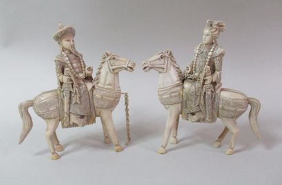 null Couple de cavaliers chinois en ivoire sculpté portant une inscription gravée...