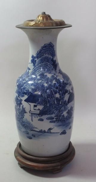 null Vase en porcelaine à camaieu bleu (monté en lampe) - Chine 