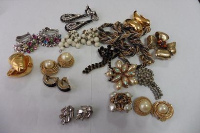 null Lot de bijoux couture, bracelets et broches 