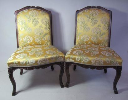 null Paire de chaises dossiers à la Reine, en bois sculpté à décor de coquilles et...