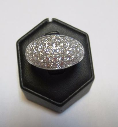 null Bague or gris 18 carats réhaussée d'un pavage façon boule de diamants ronds....