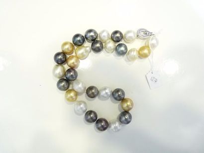 null Collier composé de perles de Tahiti, des Philippines et des mers du Sud baroques,...