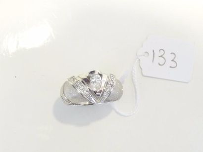 null Bague jonc en or gris 18K (750/oo) satiné et rhodié ornée d'un diamant taillé...
