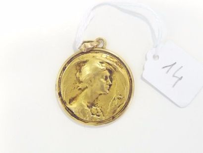 null Médaillon en or jaune 18K (750/oo) à décore de profil de femme, le dos orné...