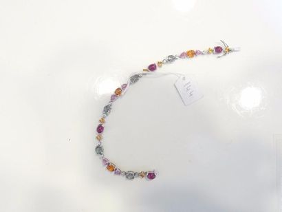 null Bracelet ligne en or gris 18K (750/oo) serti de saphirs multicolores et de cabochons...