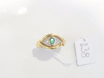 null Bague en or jaune 18K (750/oo), le plateau ovale centré d'une émeraude dans...