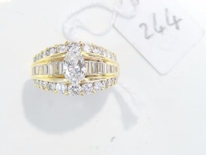 null Bague en or jaune 18K (750/oo) centrée d'un diamant taille navette calibrant...