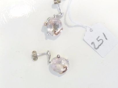 null Paire de pendants d'oreilles en argent (800/oo) ornés de quartz rose taille...