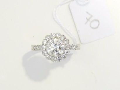 null Bague en platine (850/oo) centrée d'un diamant taille brillant serti clos calibrant...