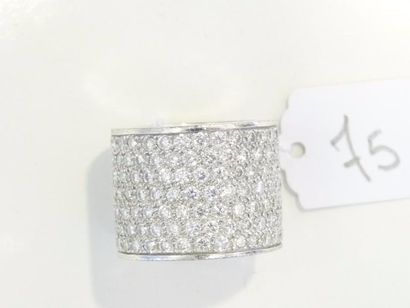 null Large anneau en or gris 18K (750/oo) entièrement pavé de lignes de diamants...