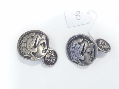 null Paire de boutons de manchettes en argent (800/oo) à décor à l' antique. Poids...