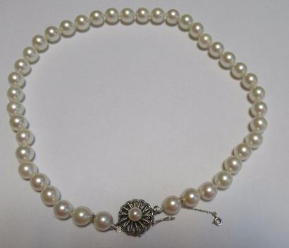 null Collier de perles de culture 8.5 mm, 41 perles, fermoirs en or gris 18 carats...