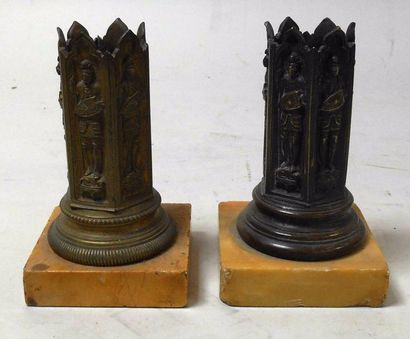 null Deux soliflores en bronze à patine dorée imitant des colonnes décorées d'armures...