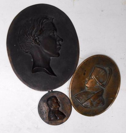 null Deux médaillons en bronze à patine doré figurant Napoléon Ier Empereur - Ht...